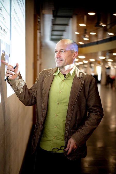 Foto des Gründers von make possible marc keller bei der präsentation einer lösung